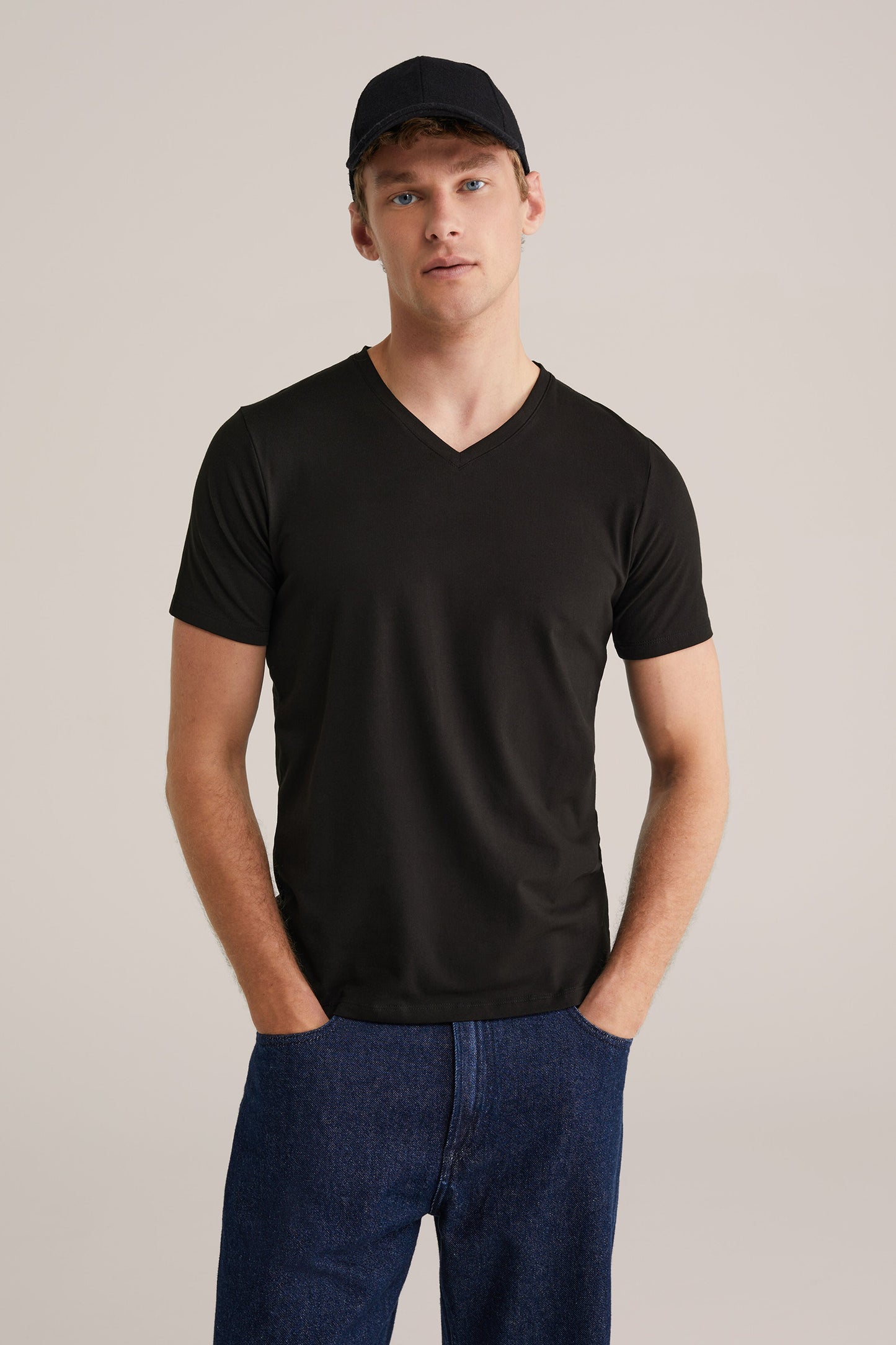 Basic Regular Fit V-Neck T-Shirt - Black