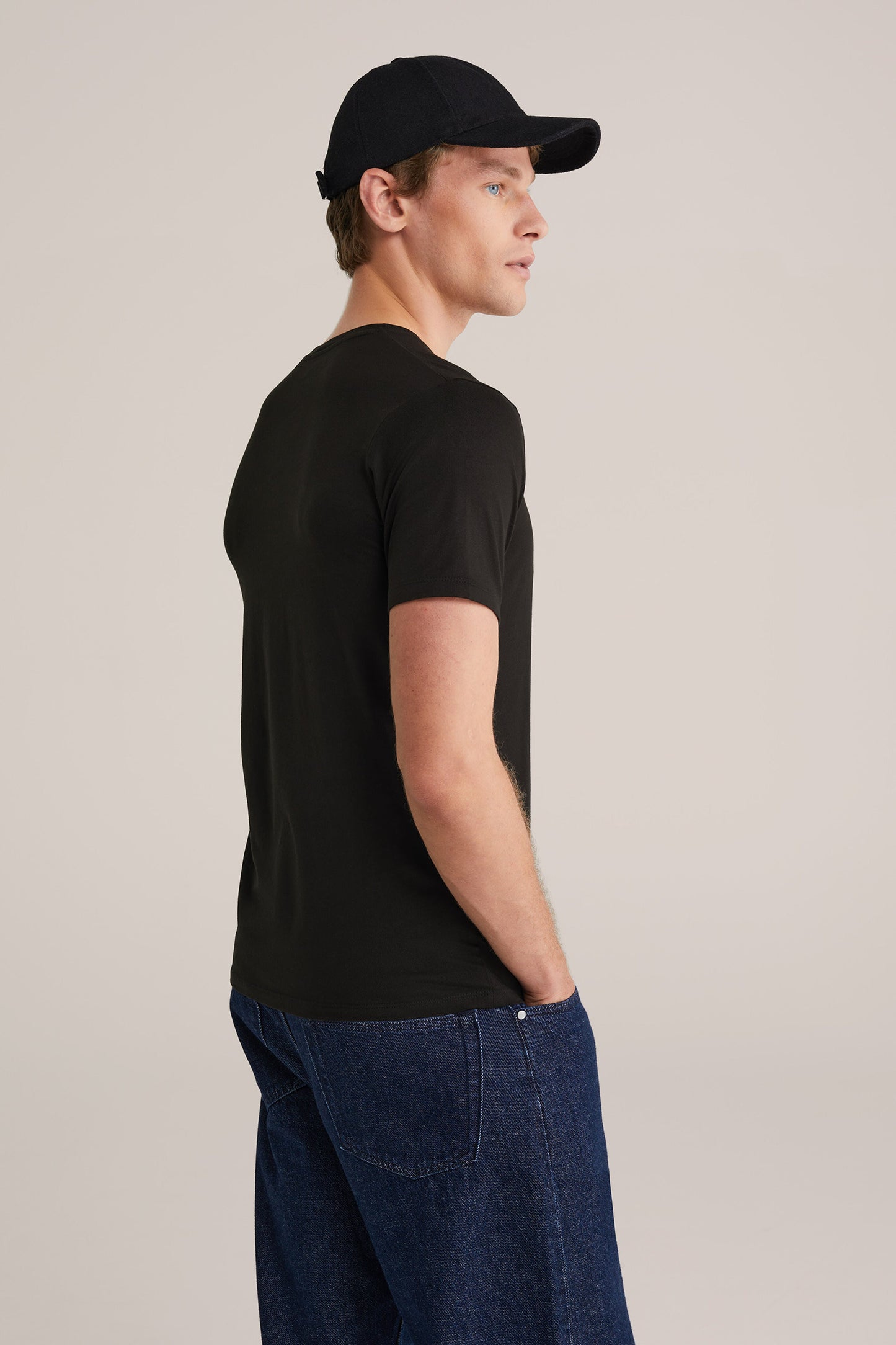 Basic Regular Fit V-Neck T-Shirt - Black